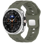 สายรัดนาฬิกาซิลิโคนหัวเข็มขัดเหล็กกลับด้านลายฟุตบอล สำหรับ Samsung Galaxy Watch8 / Watch8 Classic