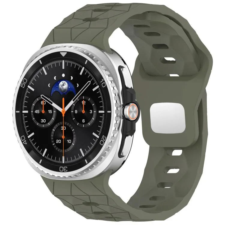 สายรัดนาฬิกาซิลิโคนหัวเข็มขัดเหล็กกลับด้านลายฟุตบอล สำหรับ Samsung Galaxy Watch8 / Watch8 Classic