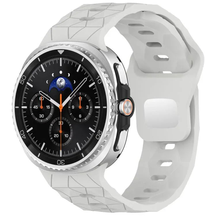 สายรัดนาฬิกาซิลิโคนหัวเข็มขัดเหล็กกลับด้านลายฟุตบอล สำหรับ Samsung Galaxy Watch8 / Watch8 Classic