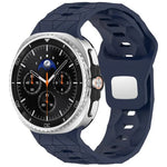 สายรัดนาฬิกาซิลิโคนหัวเข็มขัดเหล็กกลับด้านลายฟุตบอล สำหรับ Samsung Galaxy Watch8 / Watch8 Classic