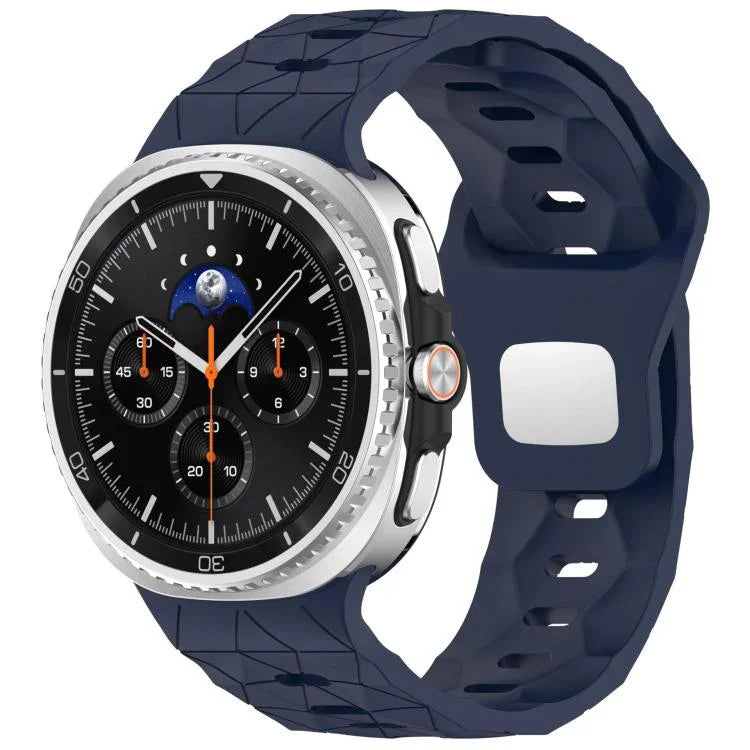 สายรัดนาฬิกาซิลิโคนหัวเข็มขัดเหล็กกลับด้านลายฟุตบอล สำหรับ Samsung Galaxy Watch8 / Watch8 Classic