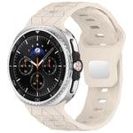 สายรัดนาฬิกาซิลิโคนหัวเข็มขัดเหล็กกลับด้านลายฟุตบอล สำหรับ Samsung Galaxy Watch8 / Watch8 Classic
