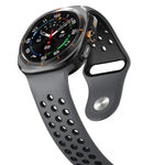 สายซิลิโคนหัวเข็มขัดกลับรูกลมสองสี สำหรับ Samsung Galaxy Watch Ultra 47mm / Ultra 2025