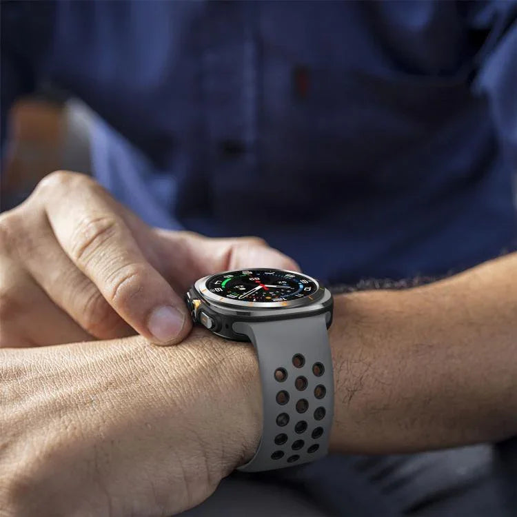 สายซิลิโคนหัวเข็มขัดกลับรูกลมสองสี สำหรับ Samsung Galaxy Watch Ultra 47mm / Ultra 2025