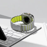 สายรัดนาฬิกาซิลิโคนโลหะไทเทเนียมสองสีพร้อมหัวเข็มขัดเต่า สำหรับ Apple Watch ขนาด 46 มม. / 49 มม. / 45 มม. / 44 มม.