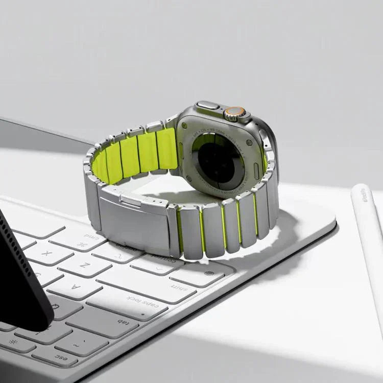 สายรัดนาฬิกาซิลิโคนโลหะไทเทเนียมสองสีพร้อมหัวเข็มขัดเต่า สำหรับ Apple Watch ขนาด 46 มม. / 49 มม. / 45 มม. / 44 มม.