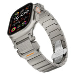 สายรัดนาฬิกาโลหะผสมไทเทเนียมหัวเข็มขัดผีเสื้อลายค้อนเม็ดเดียว สำหรับ Apple Watch 46mm / 49mm / 45mm / 44mm