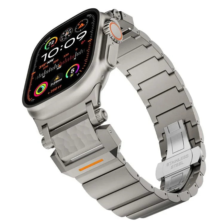 สายรัดนาฬิกาโลหะผสมไทเทเนียมหัวเข็มขัดผีเสื้อลายค้อนเม็ดเดียว สำหรับ Apple Watch 46mm / 49mm / 45mm / 44mm