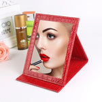 กระจกเครื่องสำอางหนังทรงสี่เหลี่ยมลายจระเข้ แบบตั้งได้ สีดำ L 18x25.5x1.6CM, สีดำ M 15x20.5x1.6CM, สีดำ S 12x17.5x1.6CM, สีน้ำตาล L 18x25.5x1.6CM, สีน้ำตาล M 15x20.5x1.6CM, สีน้ำตาล S 12x17.5x1.6CM, สีแดง L 18x25.5x1.6CM, สีแดง M 15x20.5x1....
