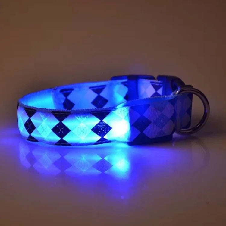ปลอกคอสุนัขลายสก็อต พร้อมไฟ LED ชาร์จได้ สำหรับสุนัขขนาดเล็กถึงกลาง ขนาด: L, XL