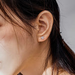 ต่างหูดอกไม้เงินสเตอร์ลิง S925 สไตล์เรียบง่าย เพชรซีกอน SCE784