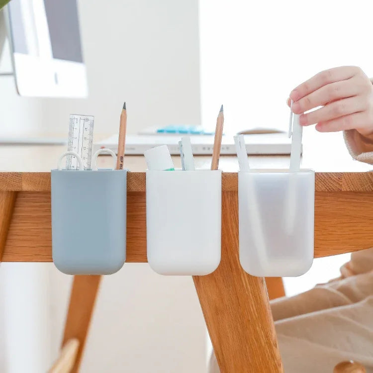 ที่ใส่ปากกาติดหนึบ สำหรับตั้งโต๊ะ แขวนกล่องใส่ปากกา อุปกรณ์สำนักงาน สีสุ่ม ที่ใส่ปากกา