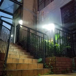 ไฟภูมิทัศน์พลังงานแสงอาทิตย์ 2.5W 50 LEDs สำหรับลานบ้าน กลางแจ้ง พร้อมควบคุมและเซนเซอร์เรดาร์ โคมไฟติดผนัง