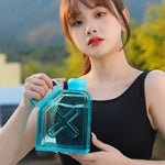 แก้วน้ำพลาสติกสี่เหลี่ยมสำหรับกีฬาและฟิตเนสความจุใหญ่พร้อมด้ามจับ, สีแดงสี่เหลี่ยม, สีม่วงสี่เหลี่ยม, สีเขียวสี่เหลี่ยม, สีน้ำเงินสี่เหลี่ยม, สีดำสี่เหลี่ยม