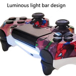 จอยเกมไร้สายบลูทูธ PS4 พร้อมแถบไฟและระบบสั่นคู่ สีขาว ดำ แดง น้ำเงิน เขียว ชมพู ตัวอักษร เส้น ไฟผี การ์ตูน ฮัลค์ โครงกระดูก เกียร์ สายฟ้า เปลวไฟ เมฆ ระเบิด ลายไม้ ดาวแดง