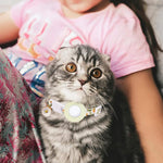 สำหรับ AirTag รุ่นที่ 2 / AirTag รุ่นที่ 1 ซิลิโคนครอบตัวติดตาม ปลอกคอสัตว์เลี้ยงลายดอกเดซี่ขนาดเล็ก พร้อมกระดิ่งและฟิล์มด้านหน้า-หลัง